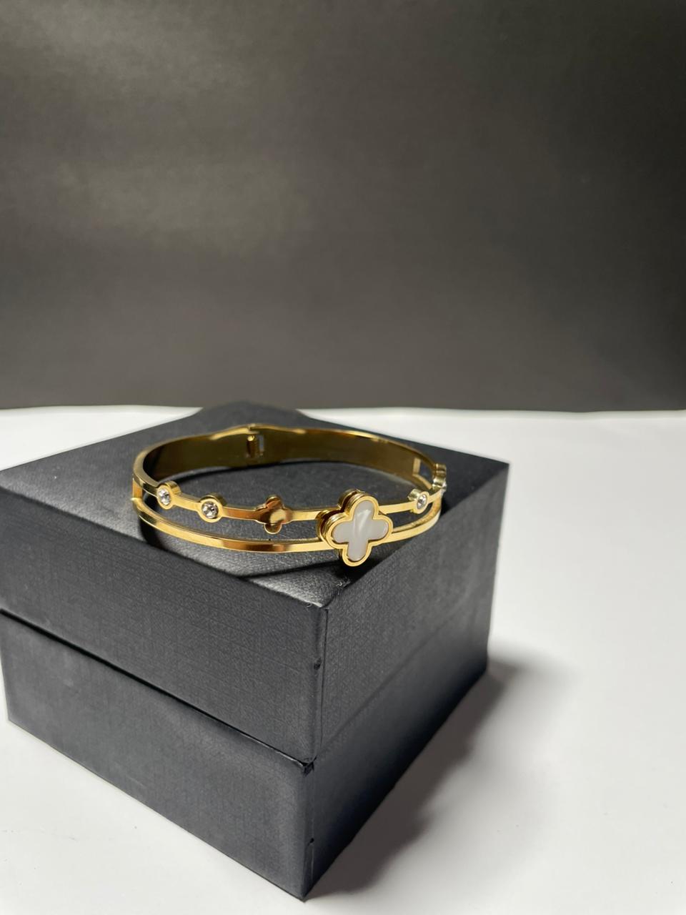 🌼💎Golden Blossom Set :Chain & bracelet & Bangle